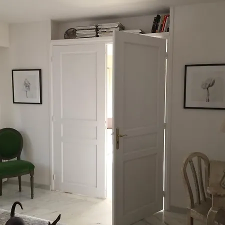 Borromees Apartment *